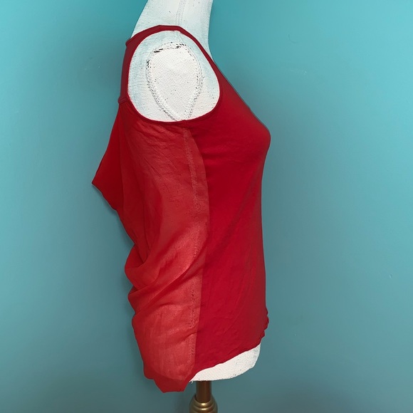 🚨NWOT Cute cut out top - Picture 3 of 5